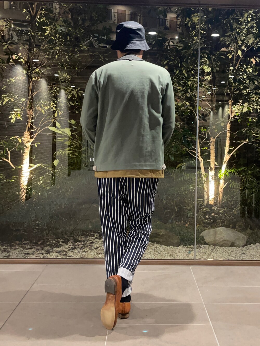 ホワイト系のTシャツ/カットソー、グリーン系のカーディガン/ボレロ、ブルー系のその他パンツを着用したメンズの秋コーディネートの3枚目の写真