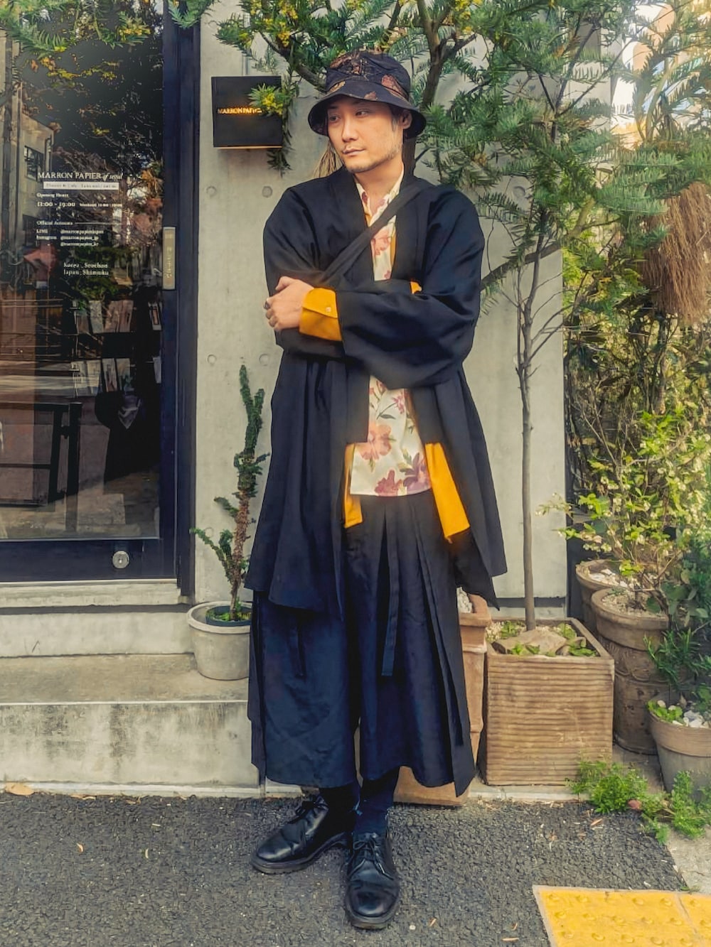 ベージュ系のシャツ/ブラウス、イエロー系のシャツ/ブラウス、ブラック系のノーカラージャケットを着用したメンズの春コーディネートの4枚目の写真