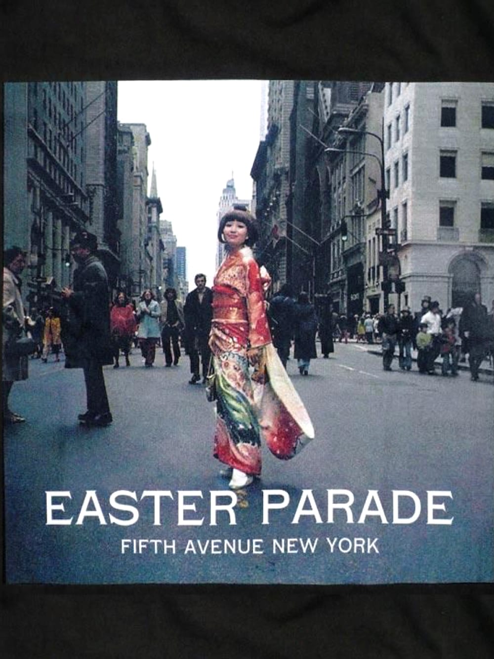 レッド系のその他パンツ、グリーン系のモッズコート、ブラック系のTシャツ/カットソーを着用したメンズの秋コーディネートの4枚目の写真