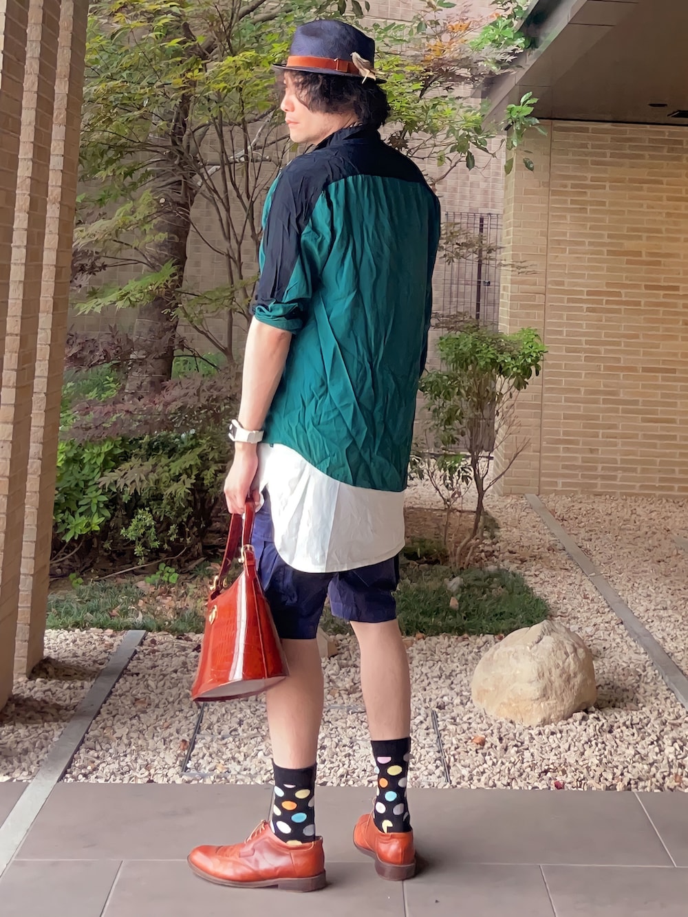 その他の蝶ネクタイ、ブラック系のタンクトップ、ブルー系のその他パンツを着用したメンズの夏コーディネートの2枚目の写真