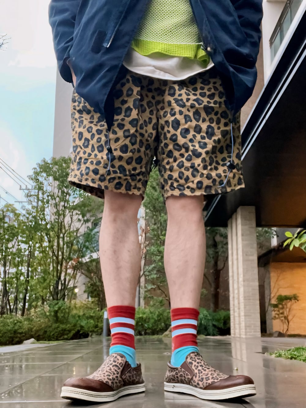 ベージュ系のTシャツ/カットソー、ベージュ系のTシャツ/カットソー、ブルー系のモッズコートを着用したメンズの冬コーディネートの3枚目の写真