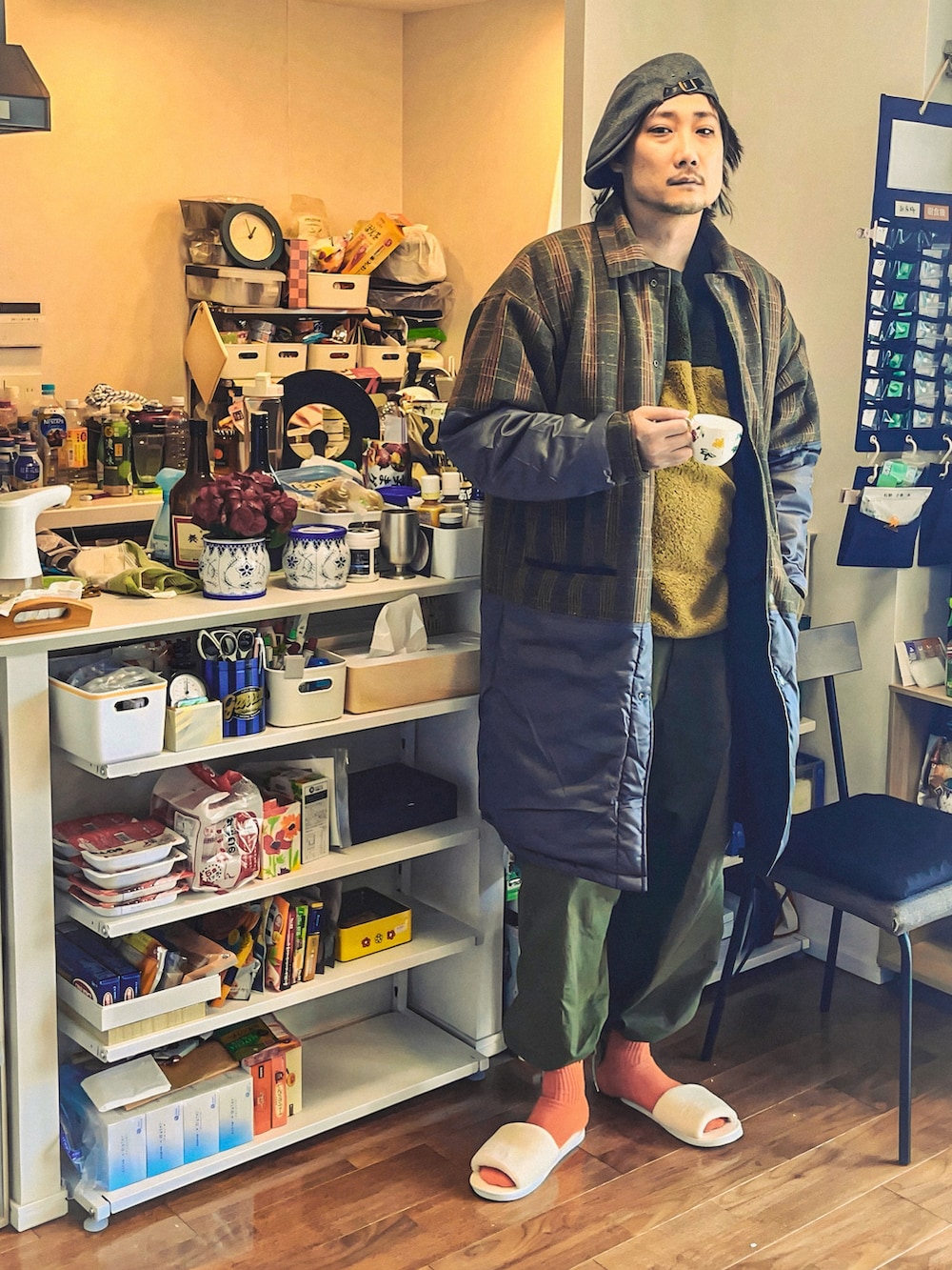 ブラック系のその他アウター、グリーン系のカーゴパンツ、グレー系のハンチング/ベレー帽を着用したメンズの冬コーディネートの2枚目の写真