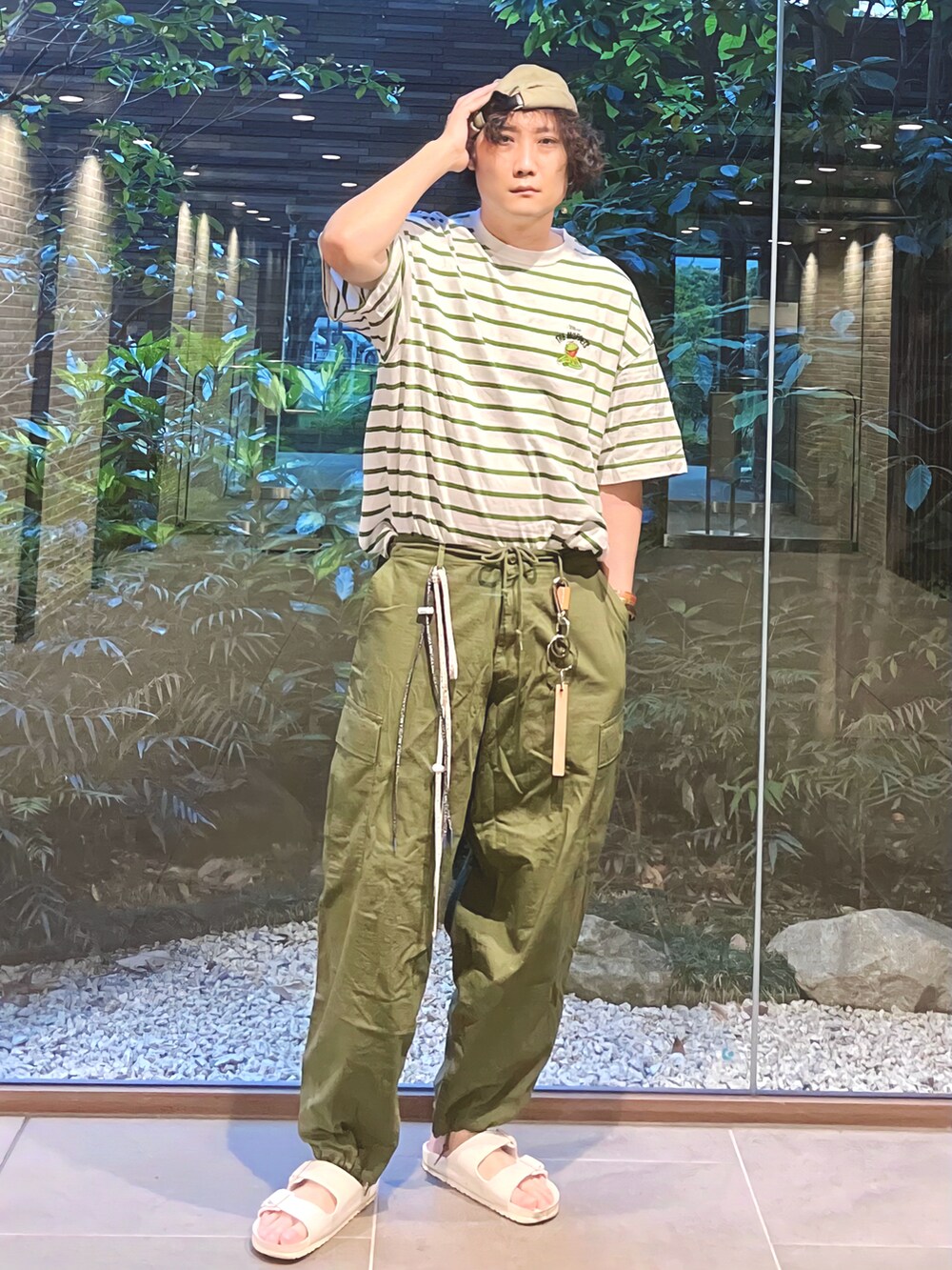 グリーン系のTシャツ/カットソー、ホワイト系のシューズアクセサリー、ブルー系のシューズアクセサリーを着用したメンズの夏コーディネートの3枚目の写真