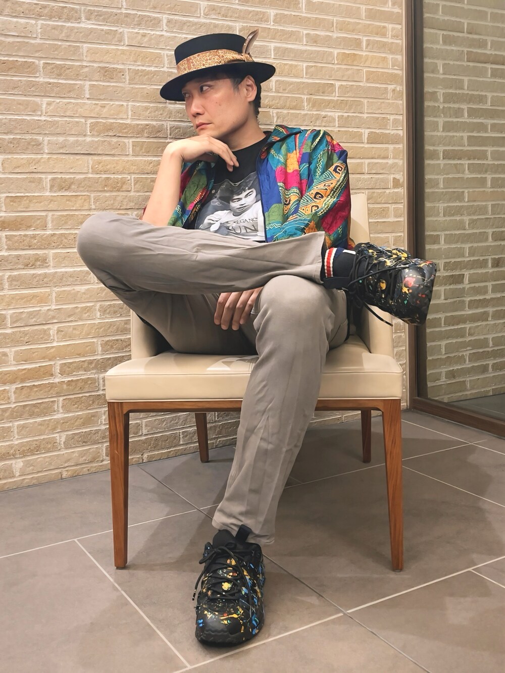 グレー系のチノパンツ、ブラック系のTシャツ/カットソー、その他のブルゾンを着用したメンズの夏コーディネートの3枚目の写真