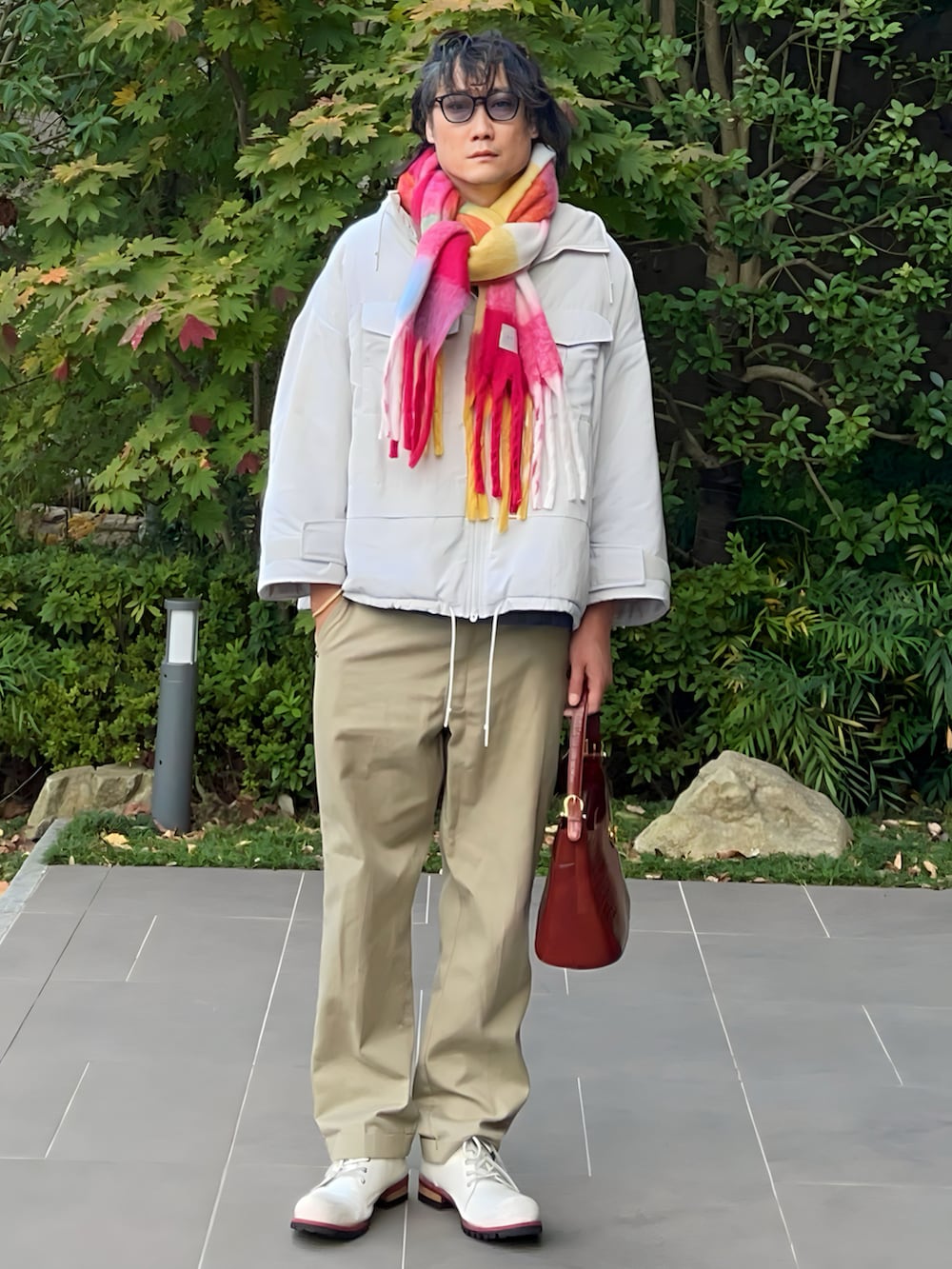 ホワイト系のダウンジャケット/コート、ベージュ系のチノパンツ、ホワイト系のドレスシューズを着用したメンズの冬コーディネートの2枚目の写真