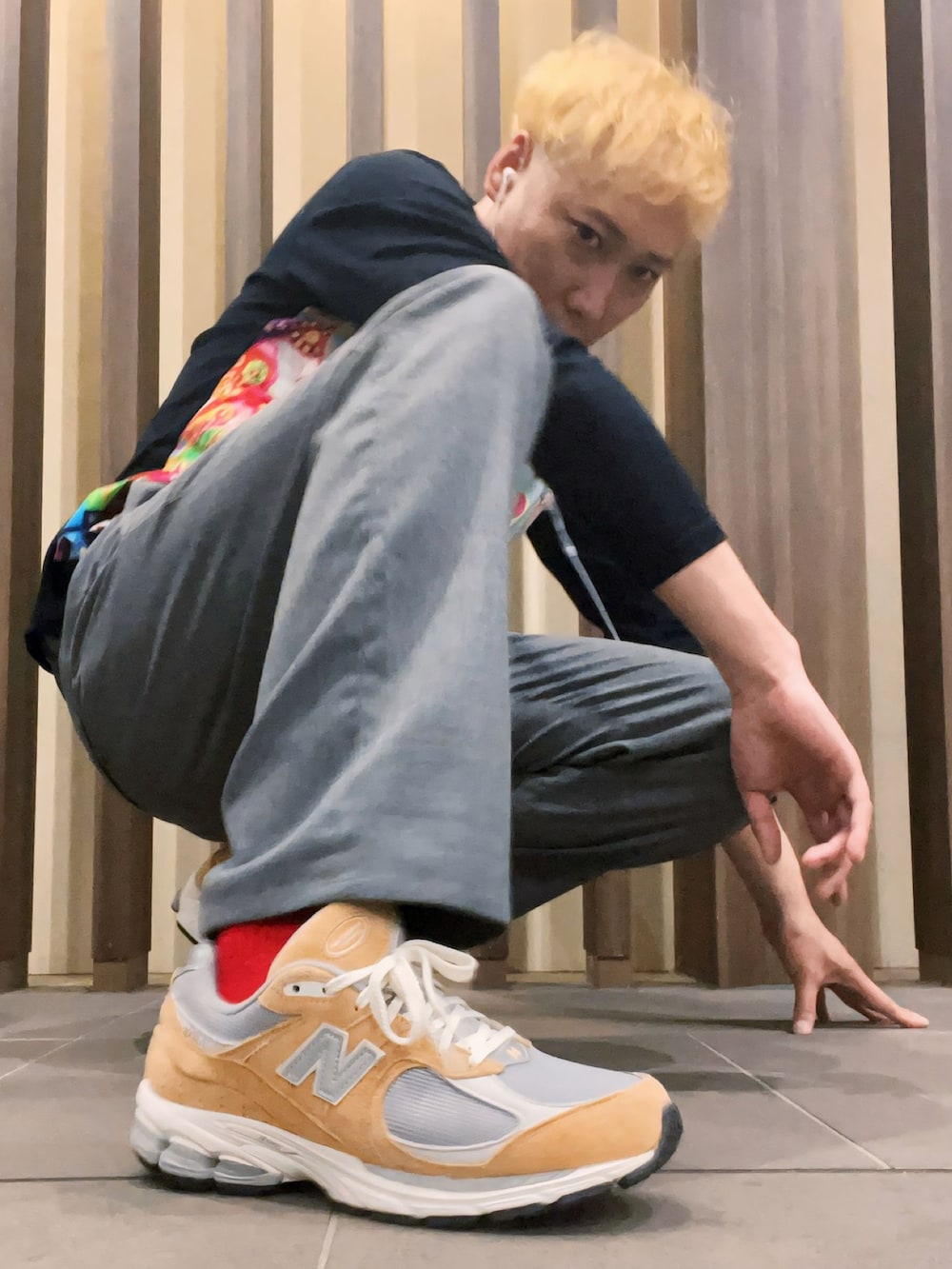 レッド系のTシャツ/カットソー、グレー系のセットアップ、グレー系のスラックスを着用したメンズの夏コーディネートの4枚目の写真
