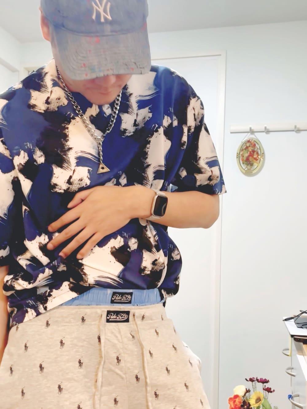 グレー系のその他パンツ、ブルー系のTシャツ/カットソー、ブラック系のモカシン/デッキシューズを着用したメンズの夏コーディネートの3枚目の写真