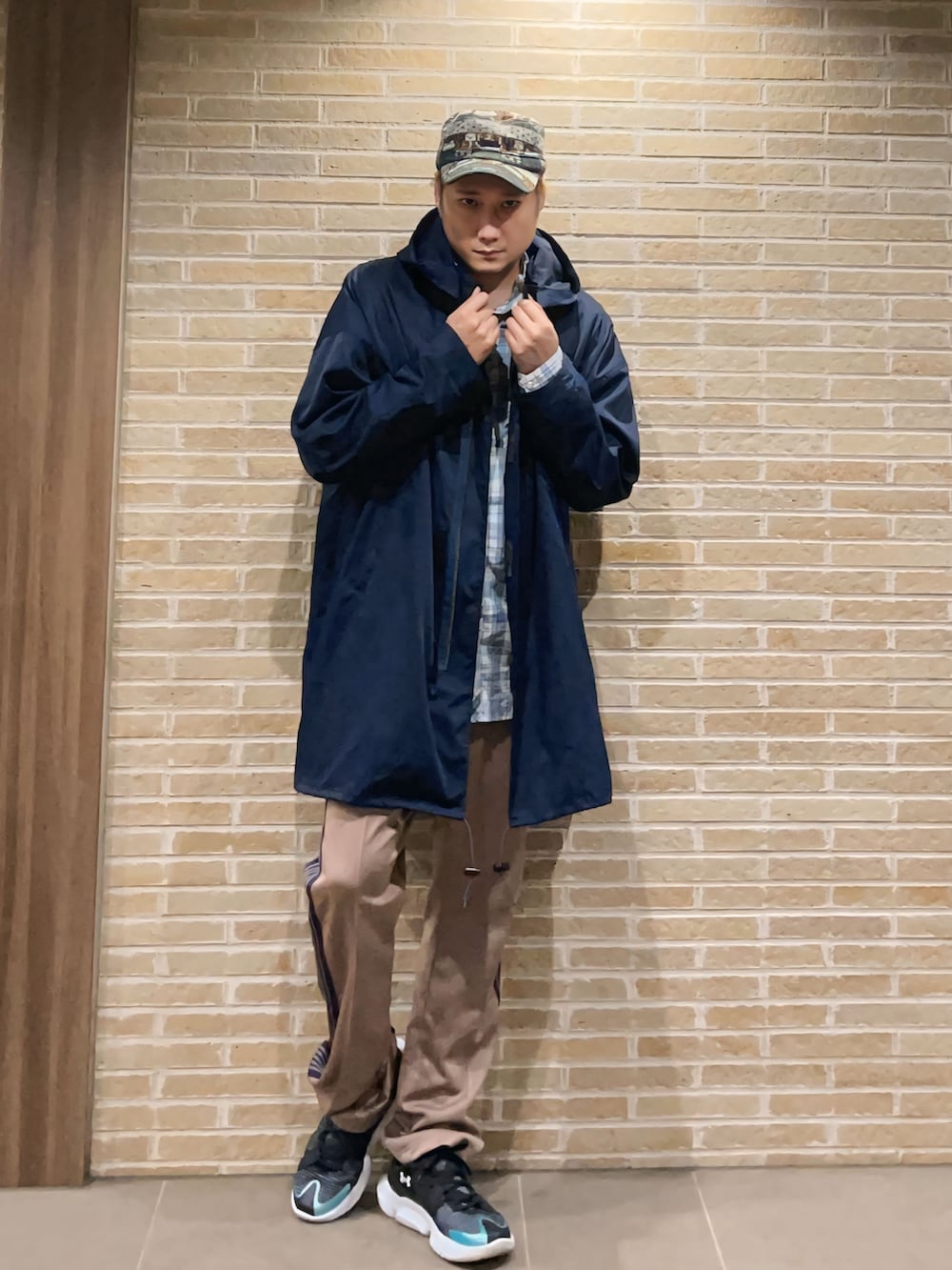 ブルー系のシャツ/ブラウス、ブルー系のモッズコート、その他のその他パンツを着用したメンズの秋コーディネートの3枚目の写真