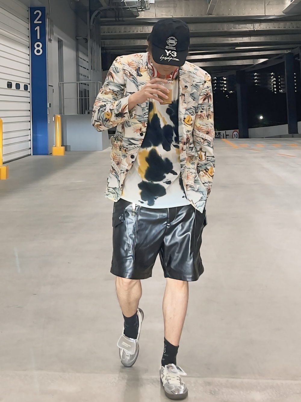 ブルー系のテーラードジャケット、ブルー系のTシャツ/カットソー、ブラック系のその他パンツを着用したメンズの春コーディネートの4枚目の写真