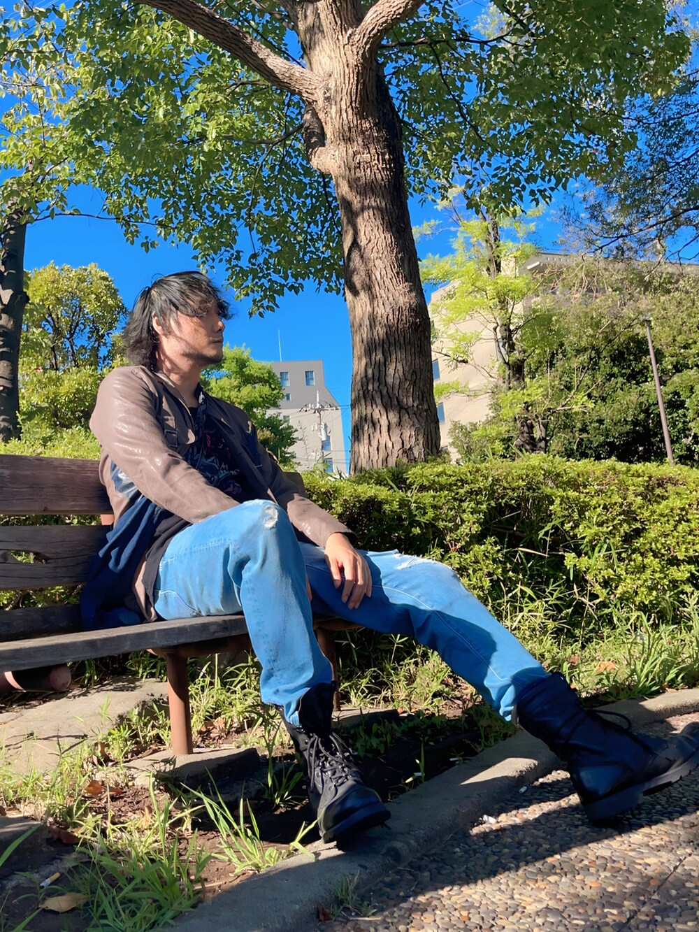 ブラック系のTシャツ/カットソー、その他のテーラードジャケット、ブルー系のショルダーバッグを着用したメンズの秋コーディネートの4枚目の写真