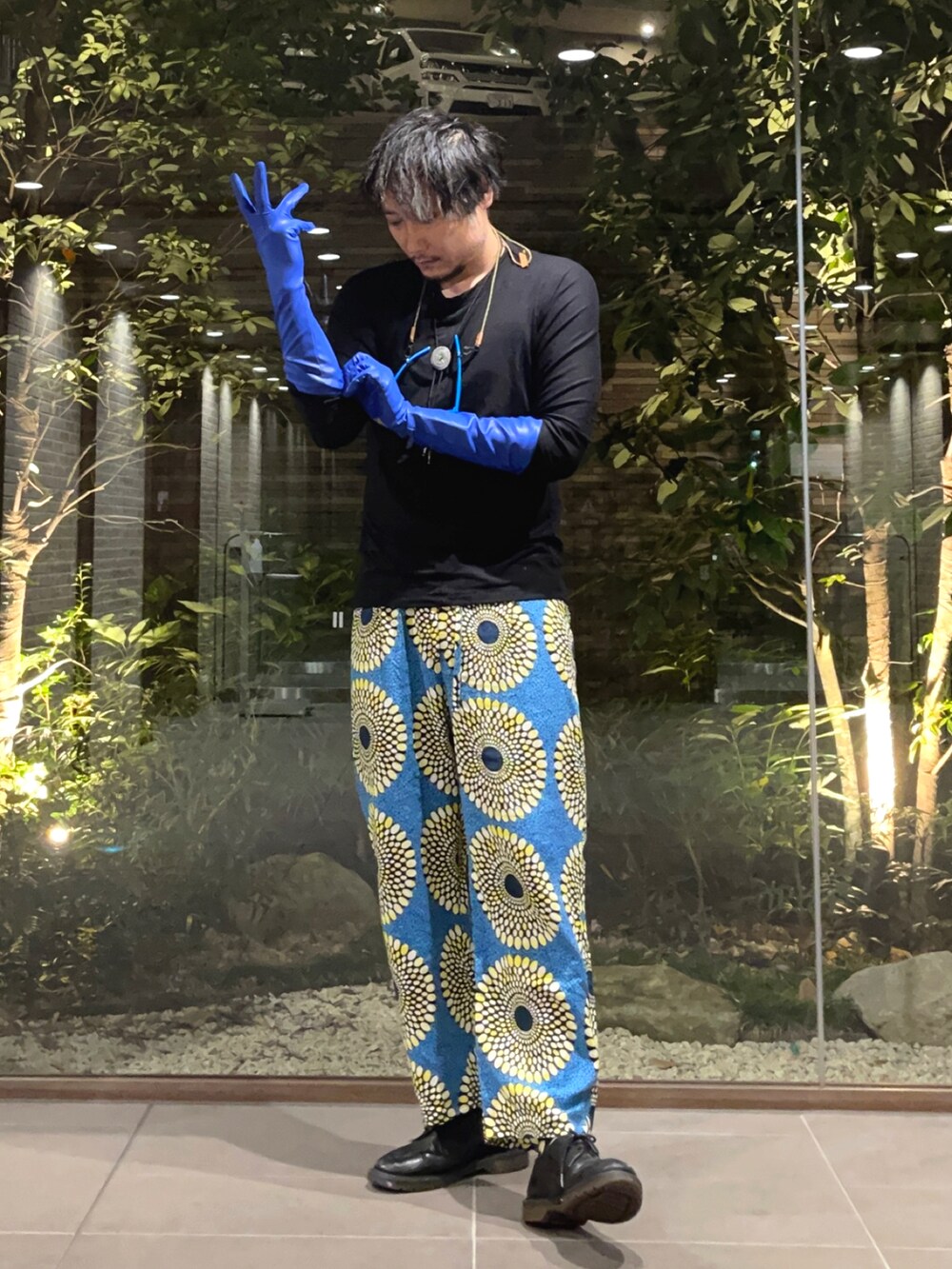 イエロー系のその他パンツ、ブラック系のその他シューズ、ブルー系のサングラスを着用したメンズの秋コーディネートの3枚目の写真