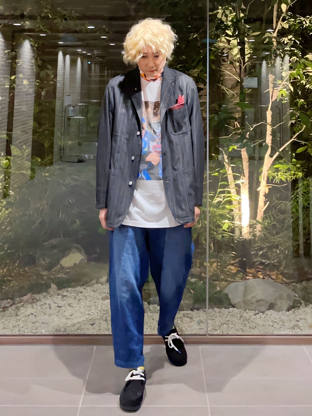 グレー系のテーラードジャケット、オレンジ系のトップス、ホワイト系のTシャツ/カットソーを着用したメンズの冬コーディネートの2枚目の写真