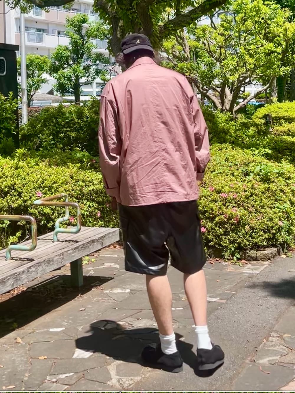 ピンク系のTシャツ/カットソー、ブラック系のその他パンツ、ピンク系のジャケット/アウターを着用したメンズの夏コーディネートの3枚目の写真