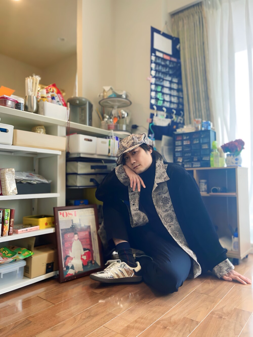 シルバー系のスニーカー、ブラック系のTシャツ/カットソー、ブラック系のステンカラーコートを着用したメンズの冬コーディネートの5枚目の写真
