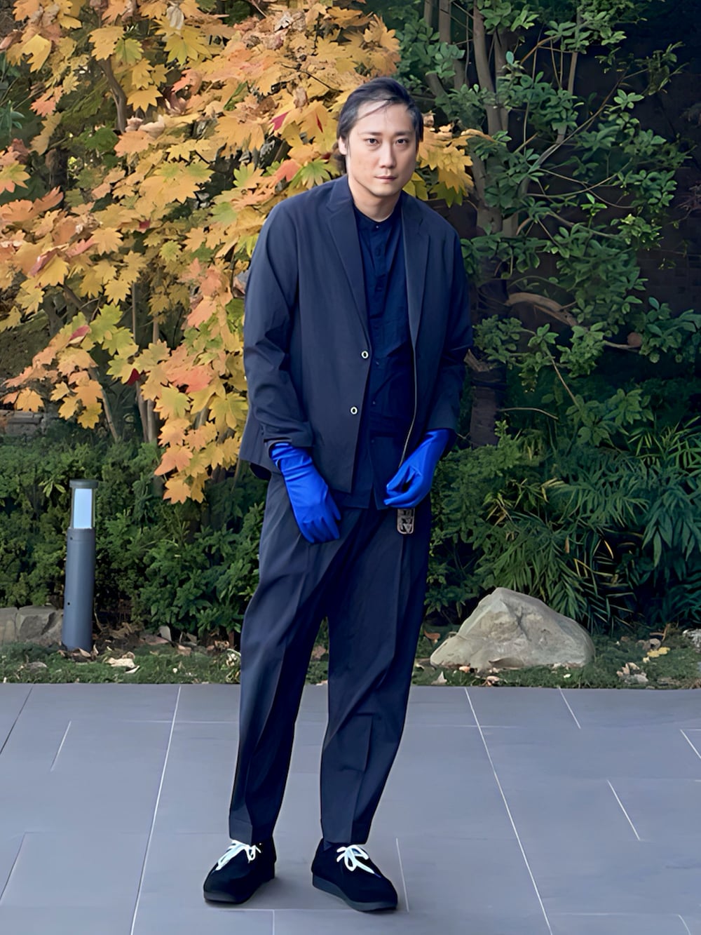 ブルー系のシャツ/ブラウス、グレー系のセットアップ、グレー系のスラックスを着用したメンズの冬コーディネートの2枚目の写真