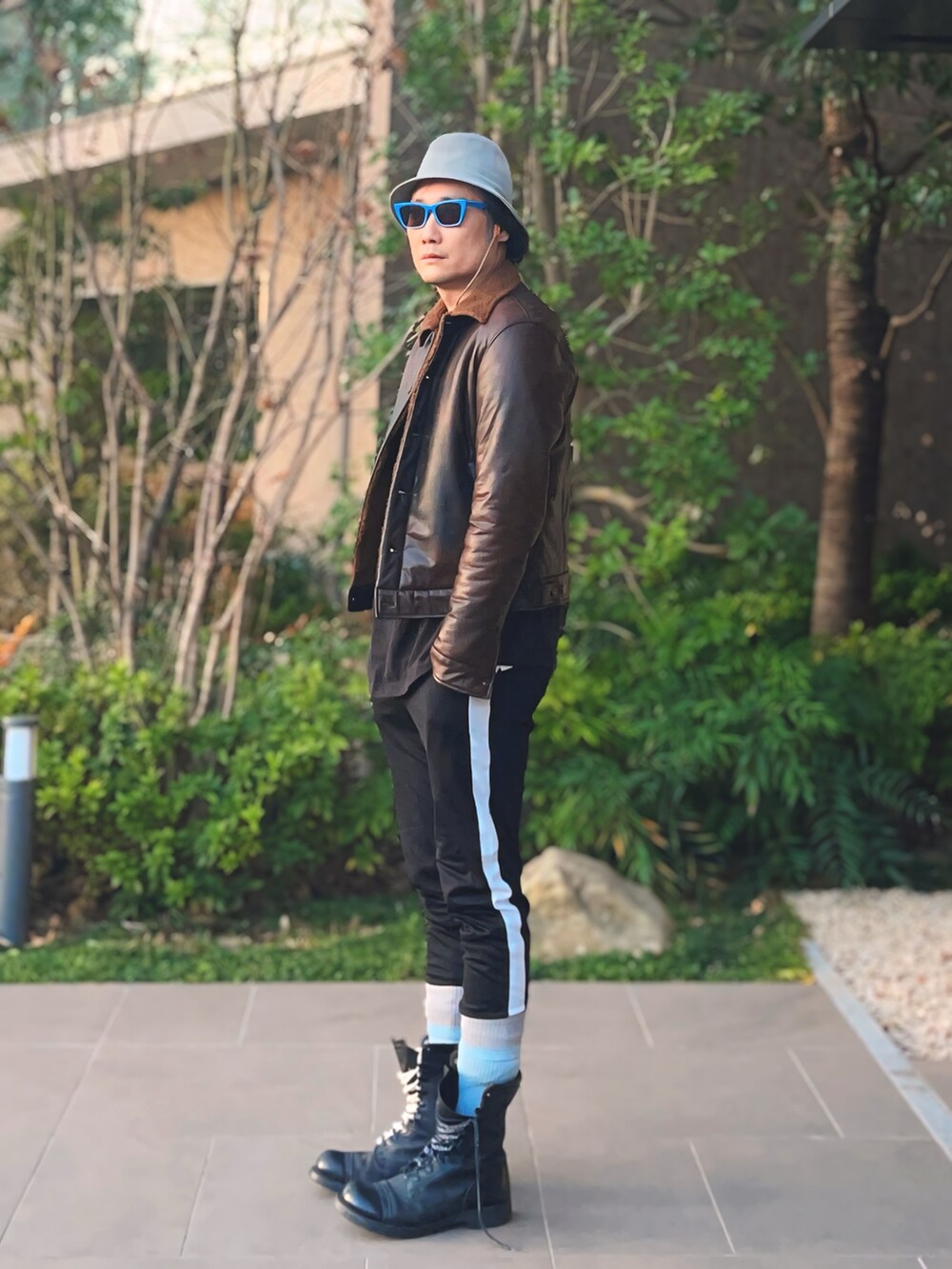 ブラック系のTシャツ/カットソー、ブラック系のジャケット/アウター、ブラック系のその他パンツを着用したメンズの冬コーディネートの2枚目の写真