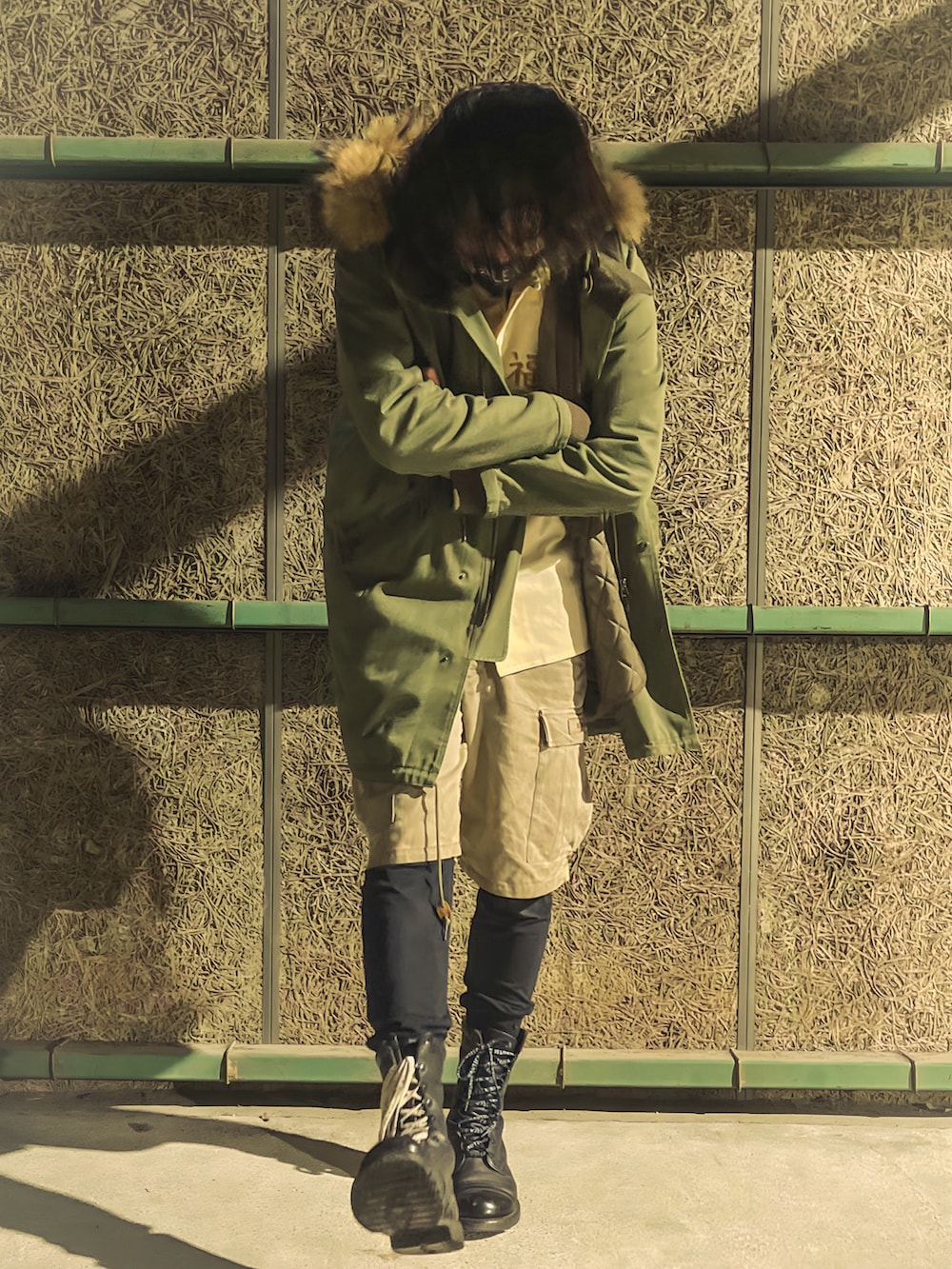 グリーン系のモッズコート、ホワイト系のシャツ/ブラウス、グリーン系のカーゴパンツを着用したメンズの冬コーディネートの3枚目の写真