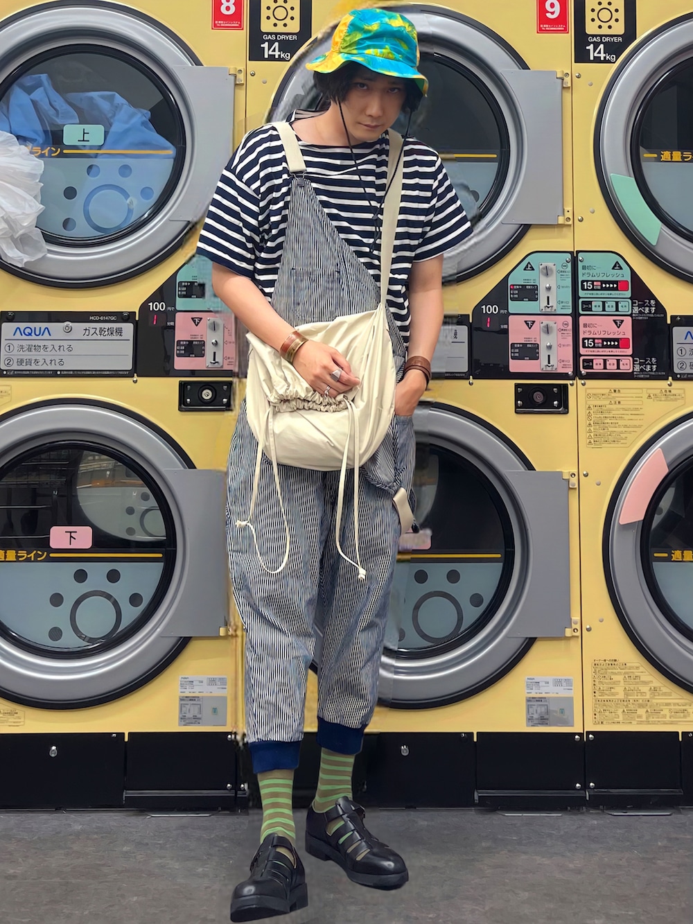 ブラック系のTシャツ/カットソー、ホワイト系のショルダーバッグ、グレー系のサロペット/オーバーオールを着用したメンズの夏コーディネートの3枚目の写真