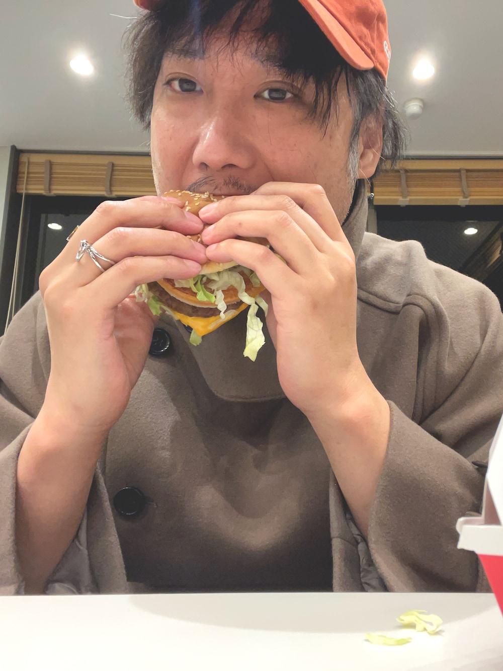 ベージュ系のトレンチコート、ブルー系のデニムパンツ、ブラック系のその他シューズを着用したメンズの秋コーディネートの3枚目の写真