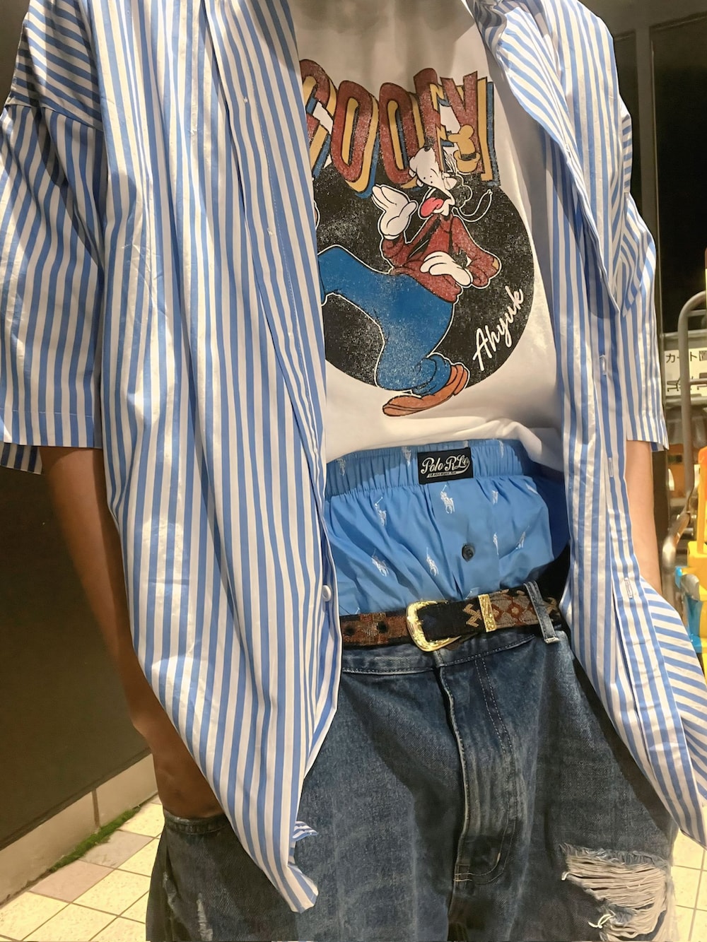 ホワイト系のTシャツ/カットソー、その他のシャツ/ブラウス、ブルー系のデニムパンツを着用したメンズの夏コーディネートの4枚目の写真