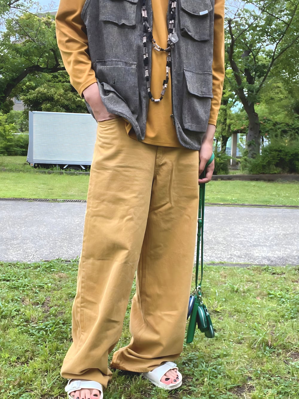 「このスタイルがお気に入り、サングラス、バギーパンツ、プチプラ、ショルダーバッグ、ベスト、カラフルフェス、イエロー、ミニバッグ、古着MIX」|「MUHETのフィッシングベスト(ベスト、ベージュ系)」を使った、まっちゃんさん(骨格ナチュラル・メンズ・183cm)の夏コーディネートの3枚目の写真