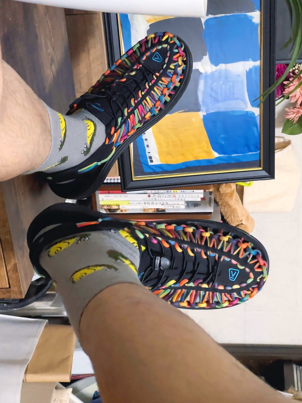 オレンジ系のTシャツ/カットソー、その他のナイロンジャケット、ブルー系のその他パンツを着用したメンズの春コーディネートの4枚目の写真