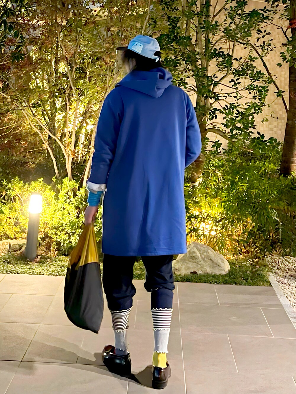 ホワイト系のTシャツ/カットソー、その他のトートバッグ、ブラウン系のローファーを着用したメンズの冬コーディネートの5枚目の写真