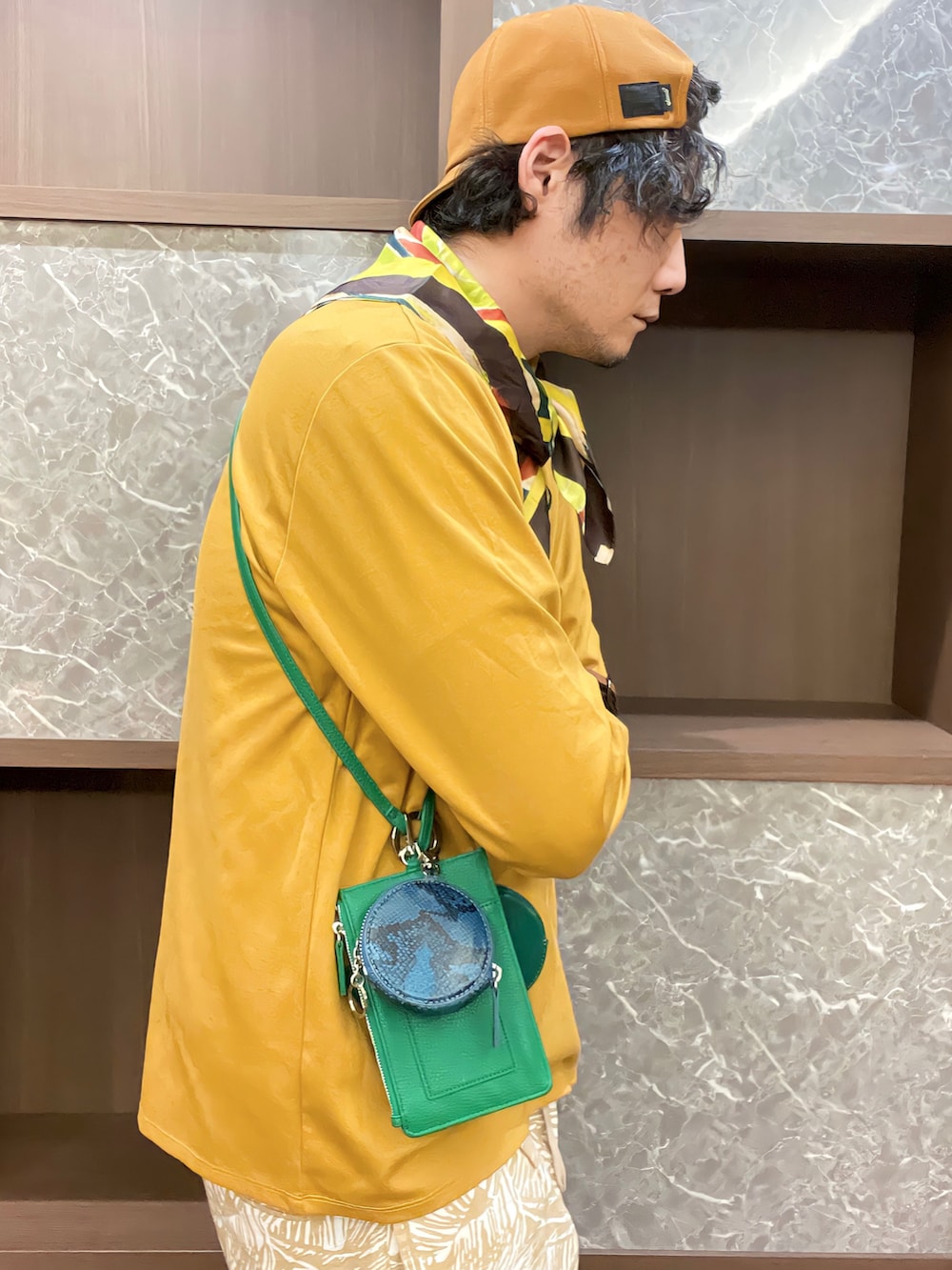 イエロー系のTシャツ/カットソー、その他のショルダーバッグ、グリーン系のショルダーバッグを着用したメンズの夏コーディネートの3枚目の写真