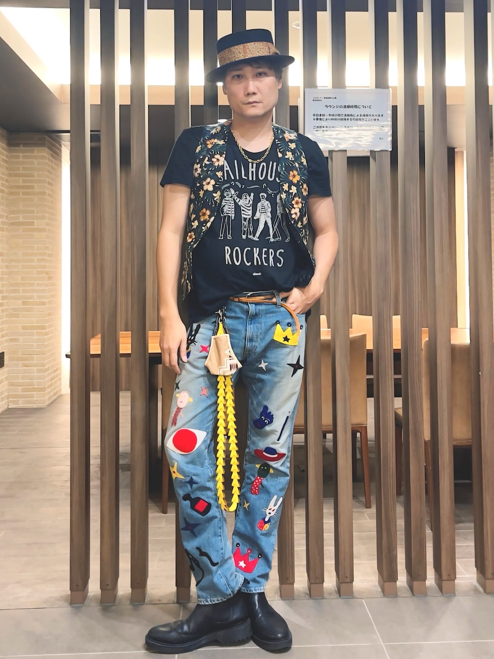 ブルー系のデニムパンツ、ブラック系のTシャツ/カットソー、グリーン系のベストを着用したメンズの秋コーディネートの2枚目の写真