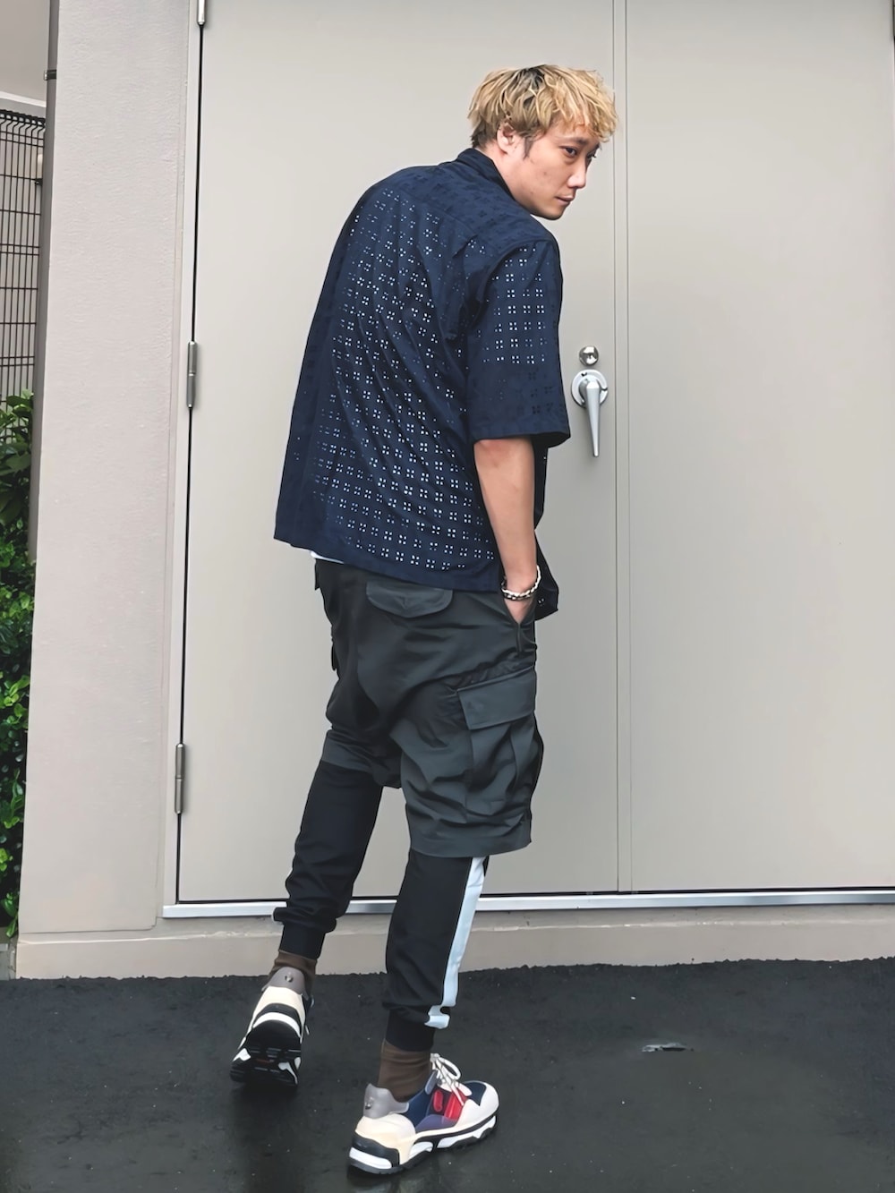 ホワイト系のTシャツ/カットソー、ブルー系のシャツ/ブラウス、ブラック系のカーゴパンツを着用したメンズの秋コーディネートの2枚目の写真