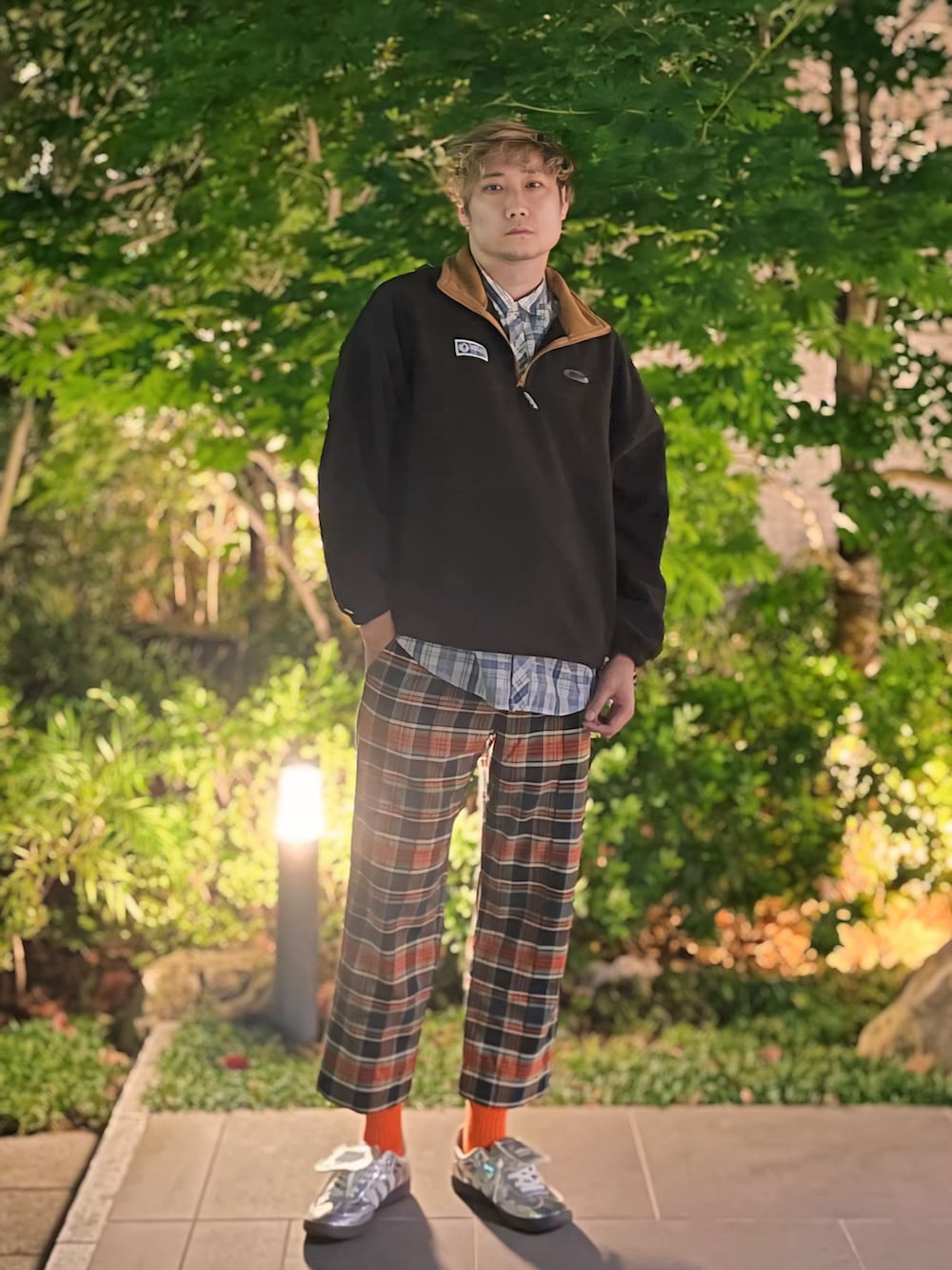 ブルー系のシャツ/ブラウス、ブラウン系のブルゾン、その他のパンツを着用したメンズの秋コーディネートの3枚目の写真