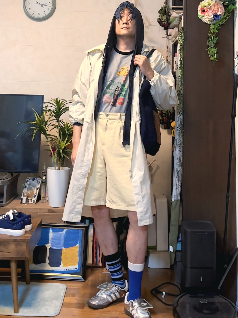 シルバー系のスニーカー、ブルー系のパーカー、グレー系のTシャツ/カットソーを着用したメンズの夏コーディネートの3枚目の写真