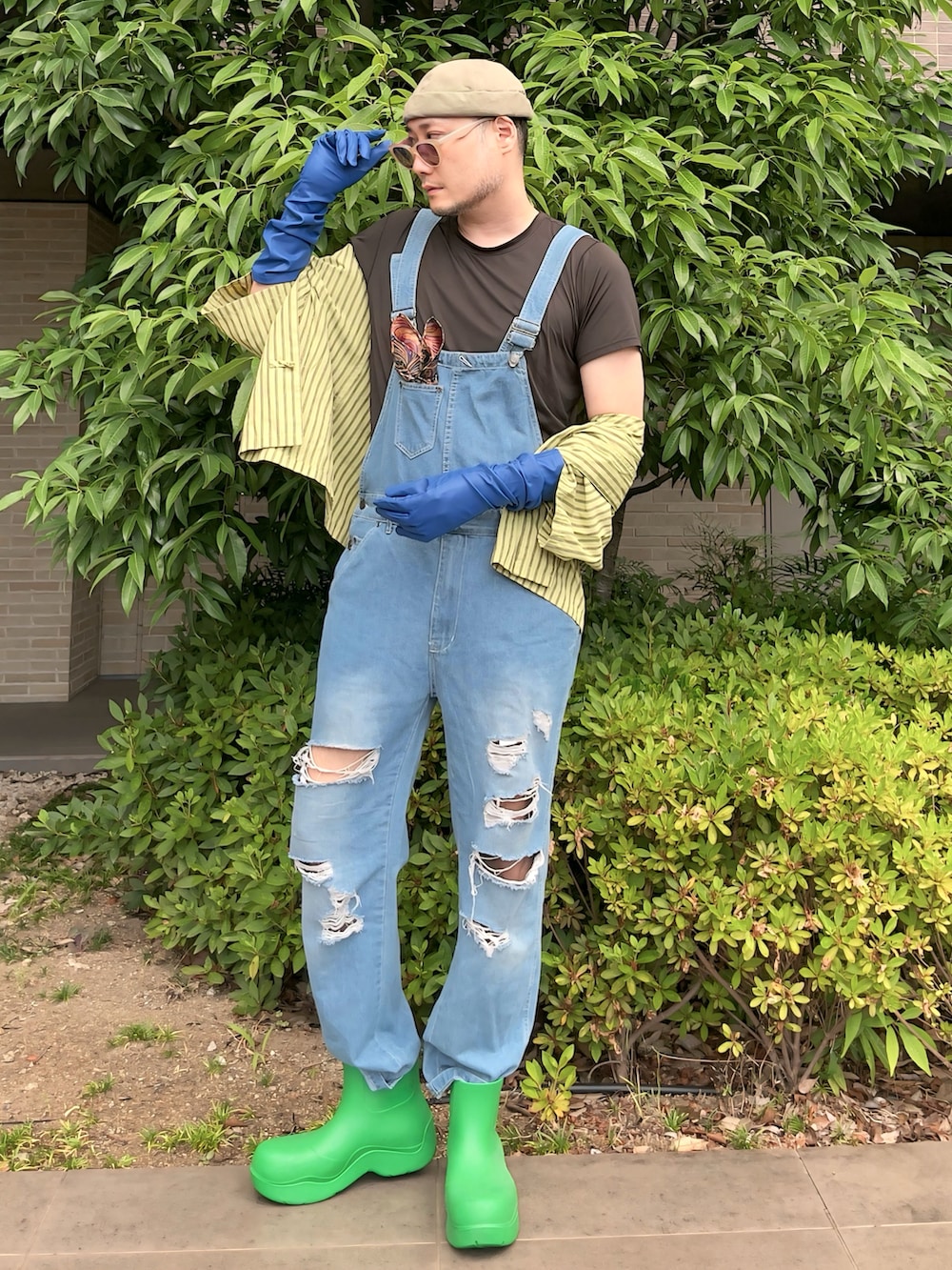 その他の蝶ネクタイ、グリーン系のシャツ/ブラウス、ブルー系のサロペット/オーバーオールを着用したメンズの夏コーディネートの3枚目の写真