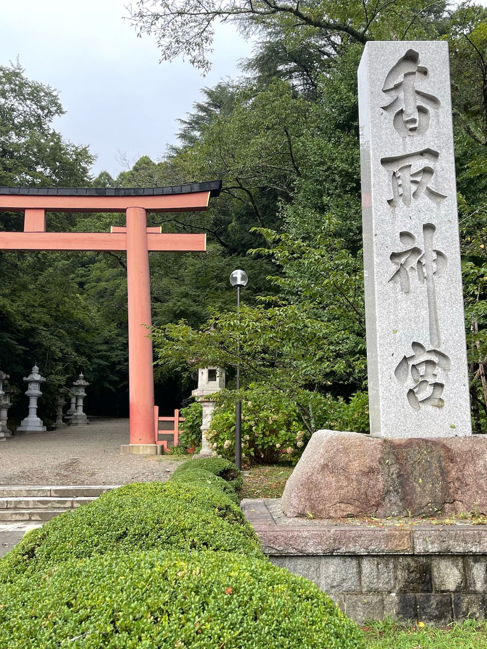 ピンク系のTシャツ/カットソー、ブルー系のバックパック/リュック、ブラック系のスラックスを着用したメンズの夏コーディネートの4枚目の写真