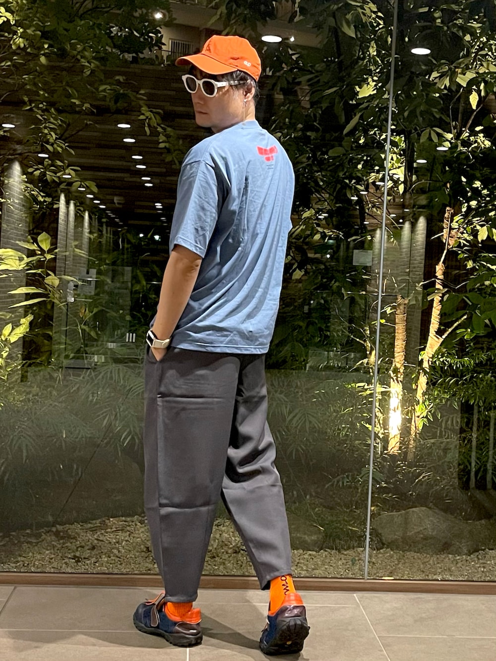 「夏コーデ、スニーカー、ストリートコーデ、UNIQLO、スラックス、バルーンパンツ、プチプラ、サングラス、キャップ、プリントT、ビタミンカラー」｜「epnokのepキャップ（キャップ、オレンジ系）」を使った、まっちゃんさん（メンズ・183cm）の夏コーディネートの2枚目の写真