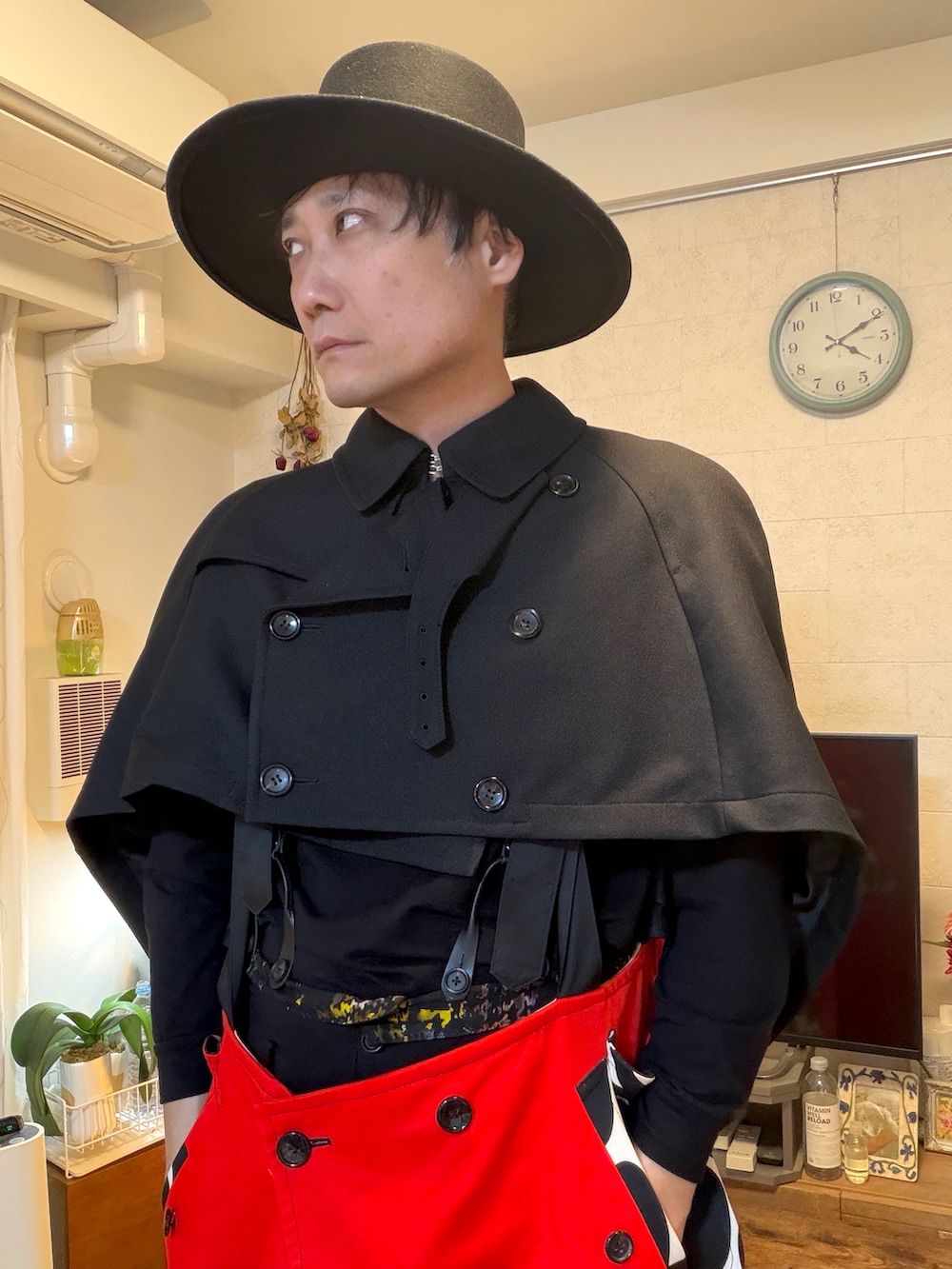 ブラック系のドレスシューズ、ブラック系のジャケット/アウター、ブラック系のパンツを着用したメンズの春コーディネートの2枚目の写真