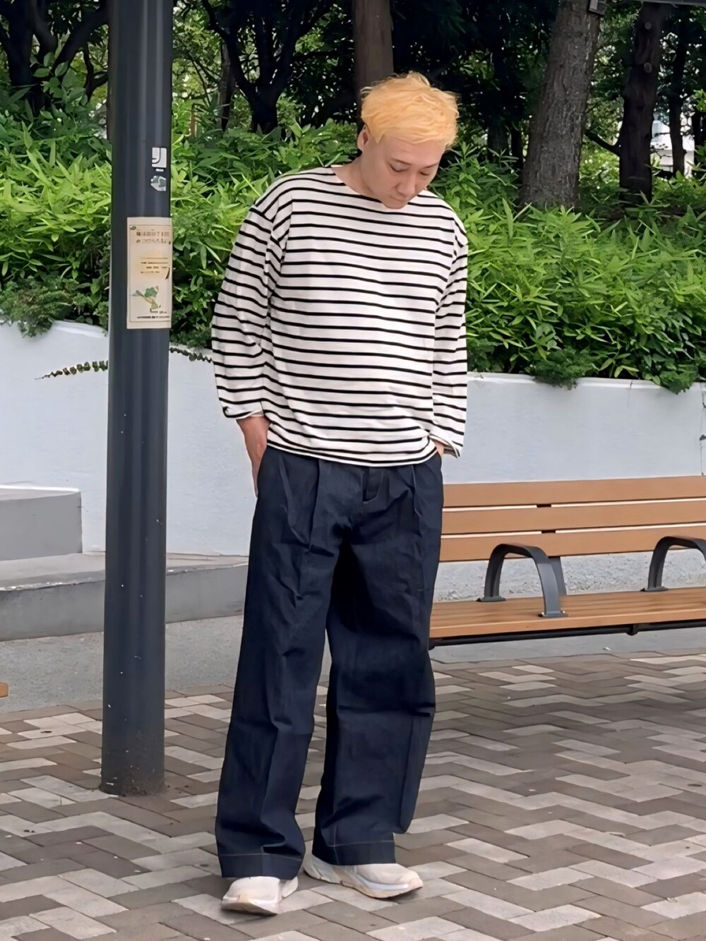 ホワイト系のTシャツ/カットソー、ブルー系のデニムパンツ、ベージュ系のスニーカーを着用したメンズの夏コーディネートの4枚目の写真