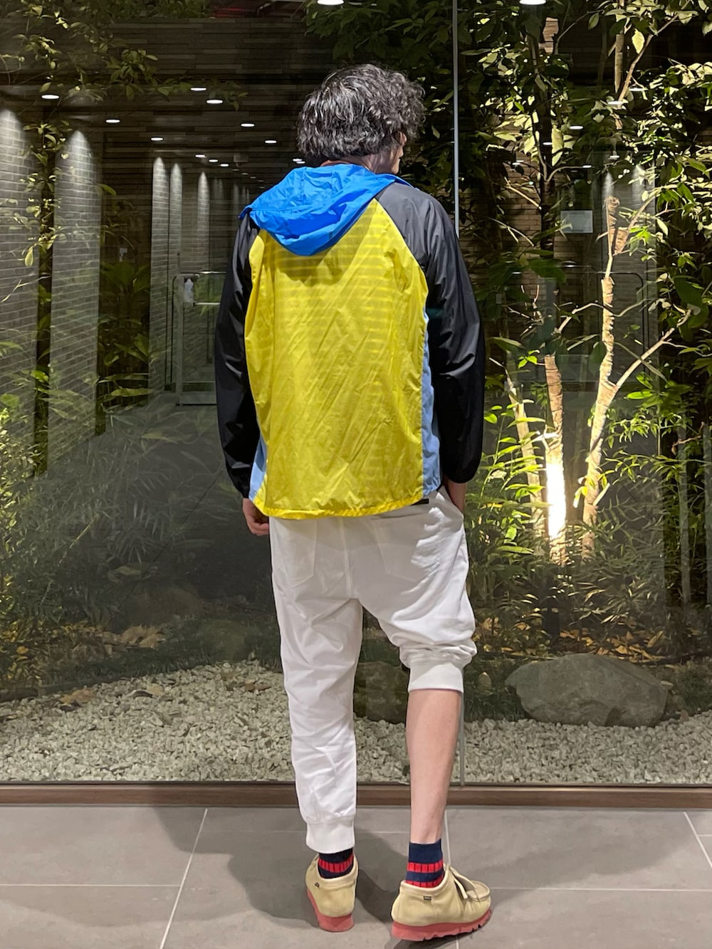 グリーン系のTシャツ/カットソー、その他のナイロンジャケット、ホワイト系のその他パンツを着用したメンズの夏コーディネートの5枚目の写真