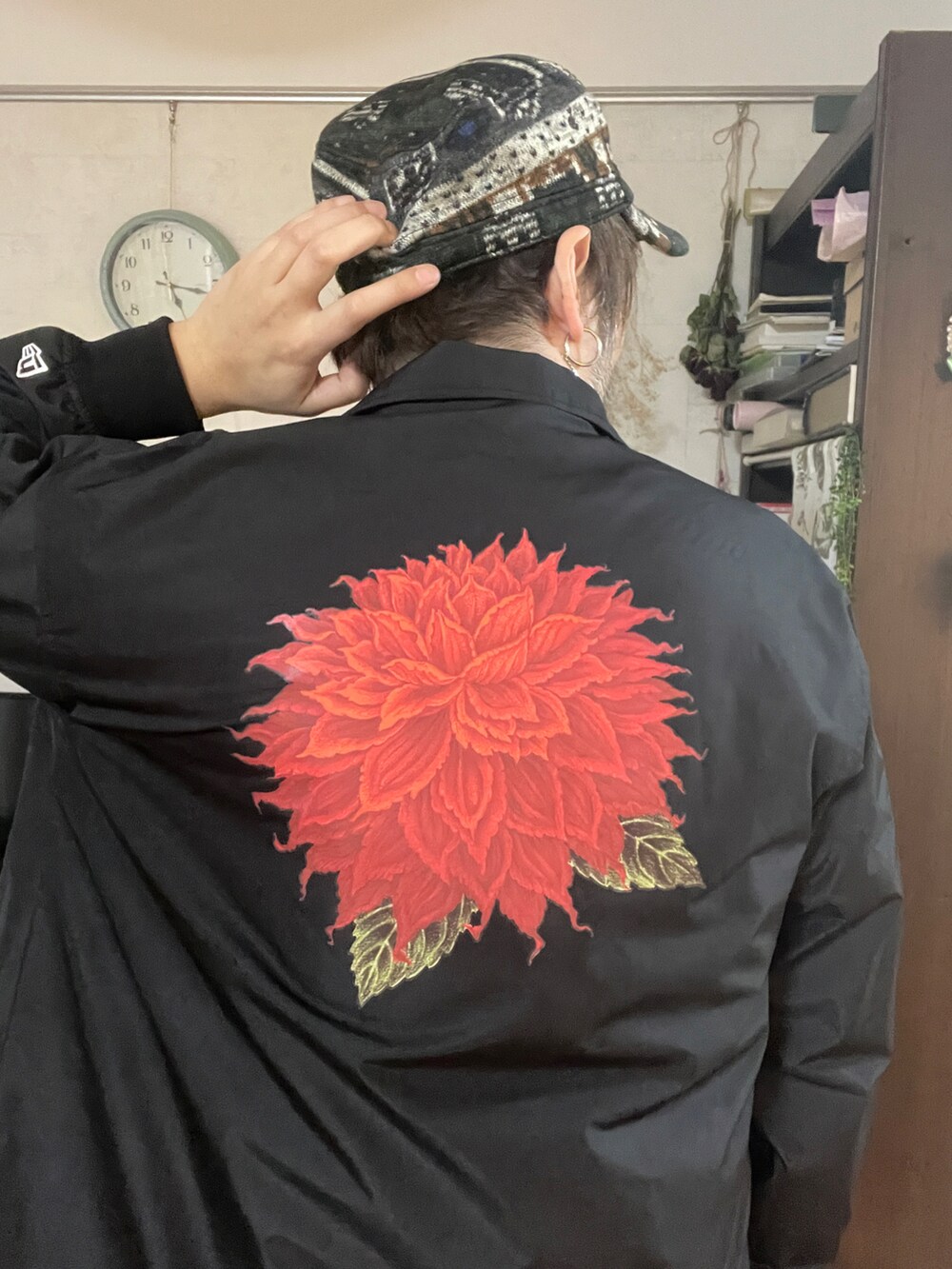 ブラック系のナイロンジャケット、ブルー系のTシャツ/カットソー、ブラック系のTシャツ/カットソーを着用したメンズの春コーディネートの3枚目の写真