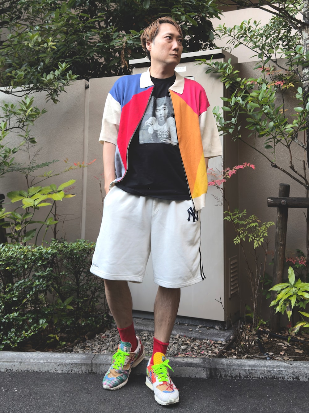 ホワイト系のセットアップ、ホワイト系のニット/セーター、ブラック系のTシャツ/カットソーを着用したメンズの夏コーディネートの3枚目の写真