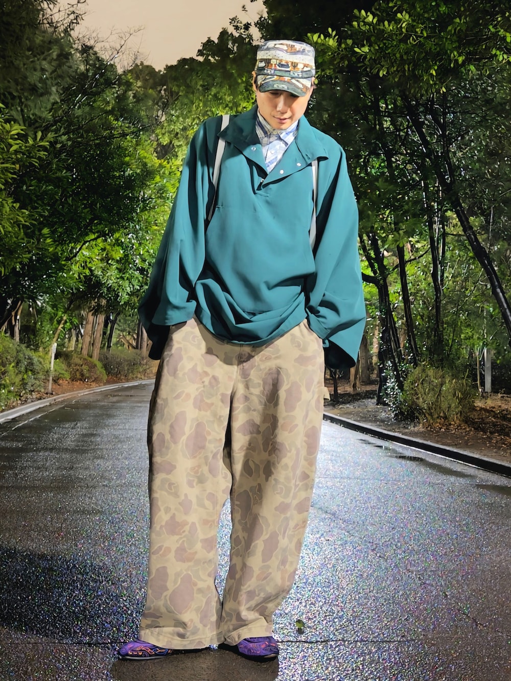 ブラウン系のその他パンツ、グリーン系のポンチョ、ブラック系のトートバッグを着用したメンズの春コーディネートの2枚目の写真