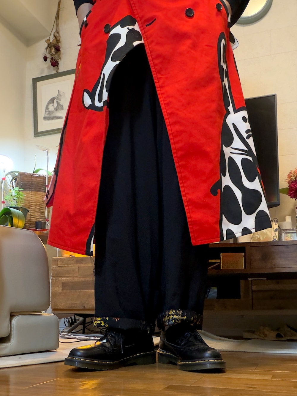 ブラック系のドレスシューズ、ブラック系のジャケット/アウター、ブラック系のパンツを着用したメンズの春コーディネートの3枚目の写真