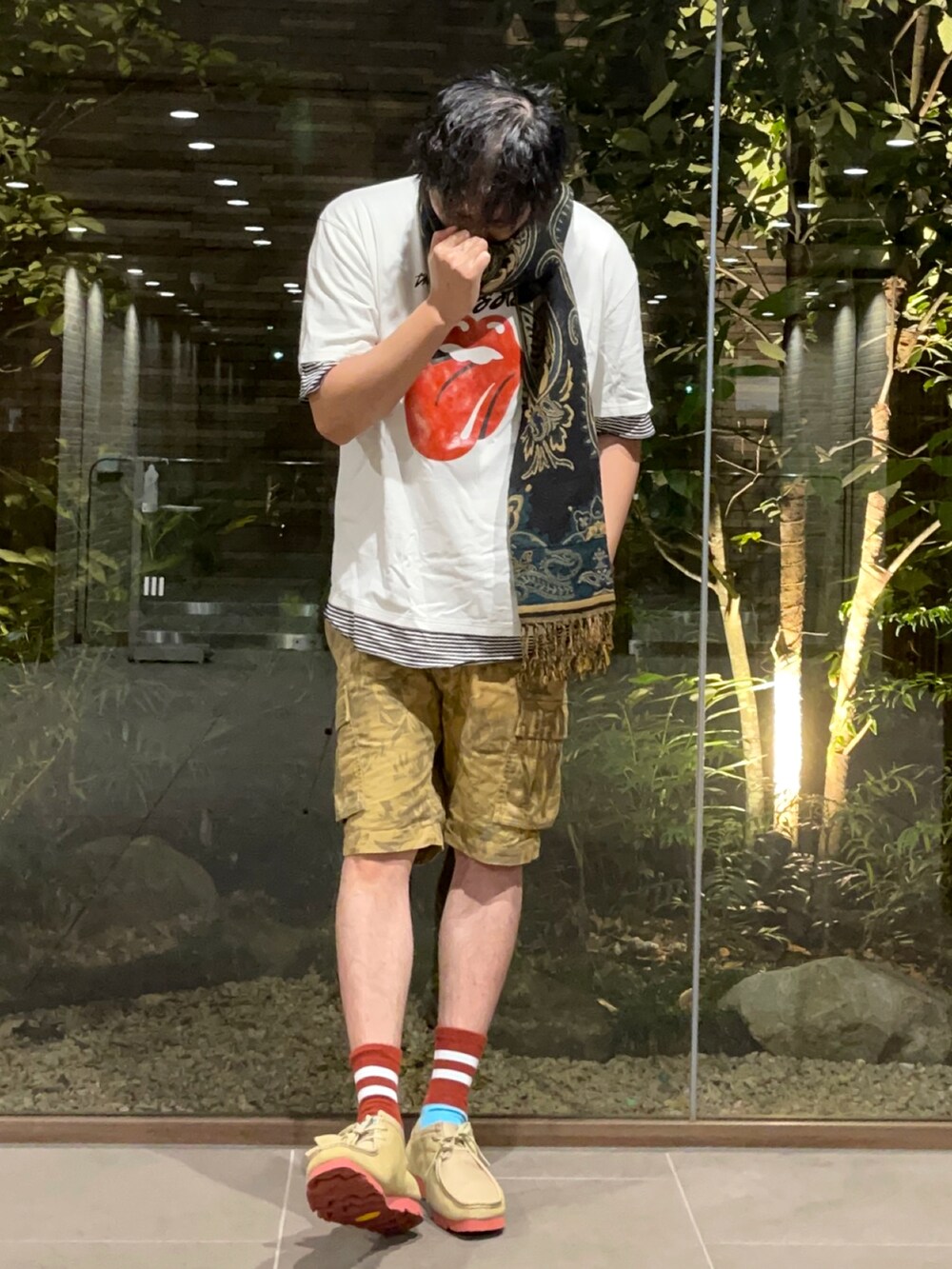 ホワイト系のTシャツ/カットソー、ブラウン系のパンツ、ベージュ系のその他シューズを着用したメンズの秋コーディネートの3枚目の写真