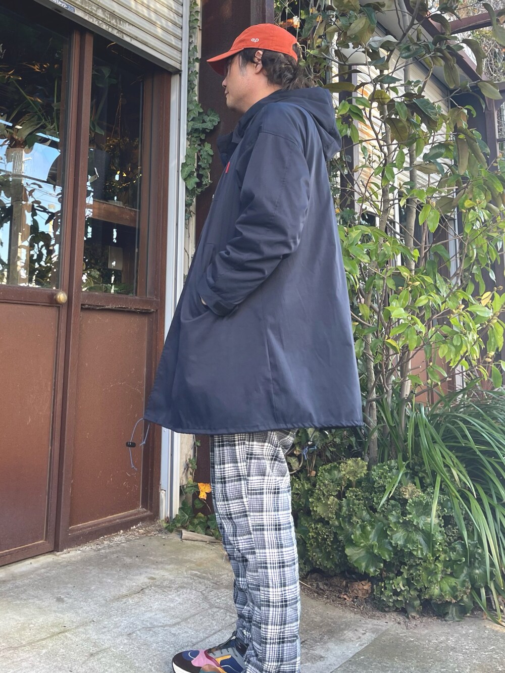 グリーン系のカーディガン/ボレロ、ブルー系のモッズコート、ホワイト系のショルダーバッグを着用したメンズの春コーディネートの5枚目の写真