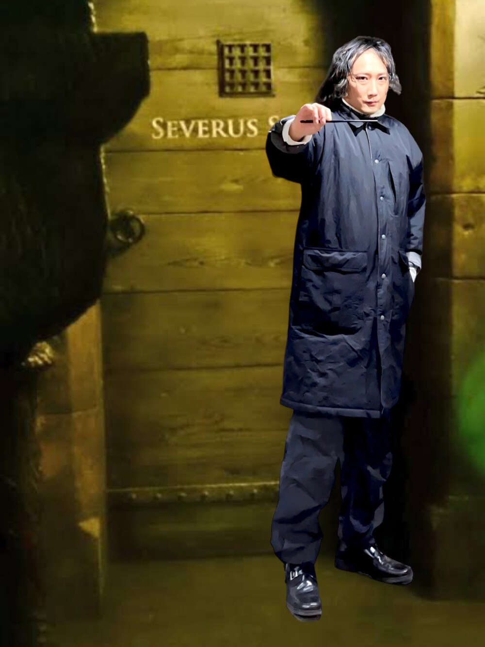 ブラック系のその他アウター、グレー系のパンツ、ホワイト系のシャツ/ブラウスを着用したメンズの冬コーディネートの2枚目の写真