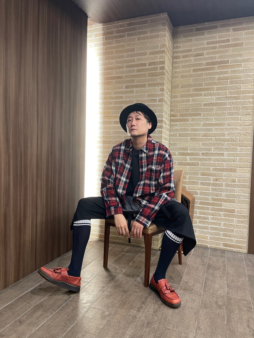 レッド系のローファー、ブラック系のTシャツ/カットソー、レッド系のシャツ/ブラウスを着用したメンズの秋コーディネートの3枚目の写真