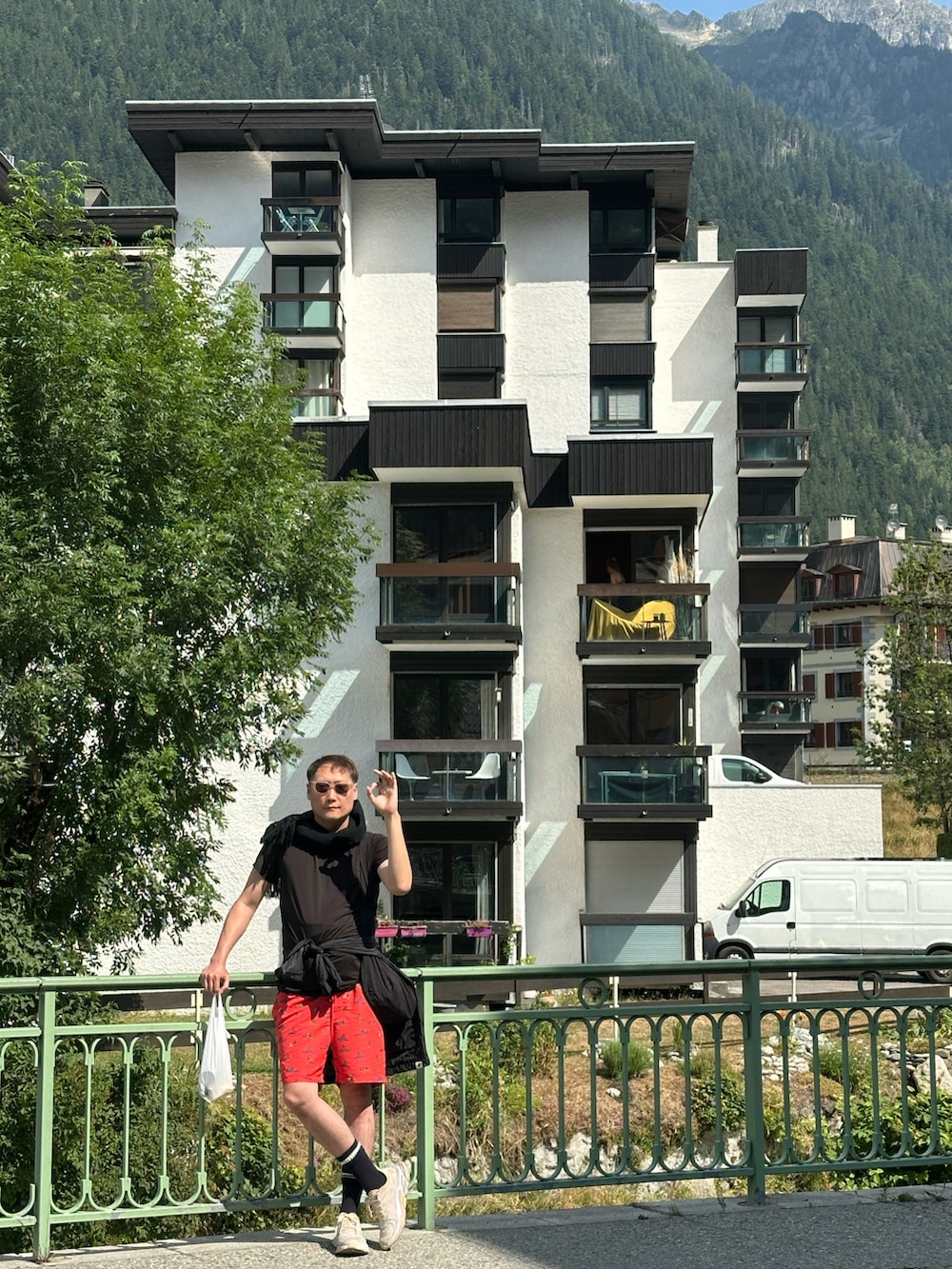 ベージュ系のスニーカー、レッド系のパンツ、ベージュ系のサングラスを着用したメンズの夏コーディネートの3枚目の写真