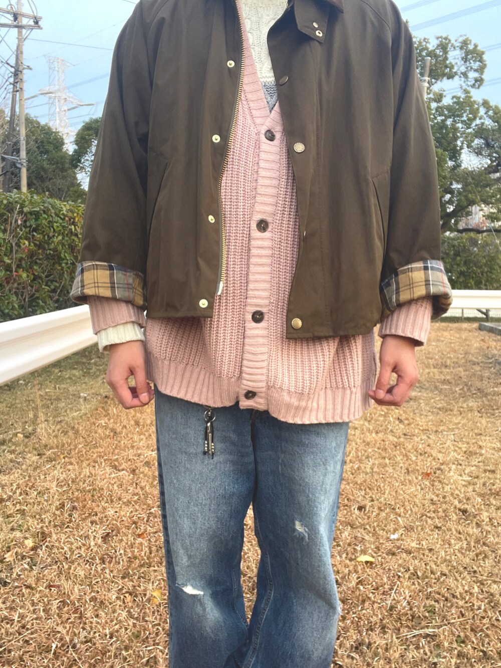 ホワイト系のニット/セーター、ピンク系のカーディガン/ボレロ、グリーン系のブルゾンを着用したメンズの冬コーディネートの4枚目の写真