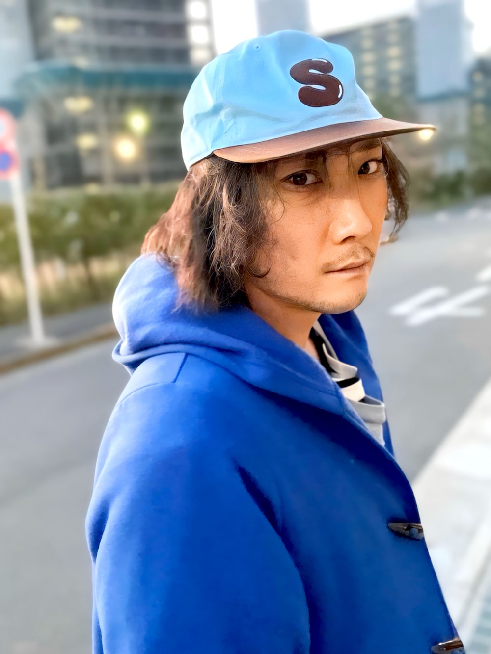 ホワイト系のTシャツ/カットソー、その他のトートバッグ、ブラウン系のローファーを着用したメンズの冬コーディネートの4枚目の写真