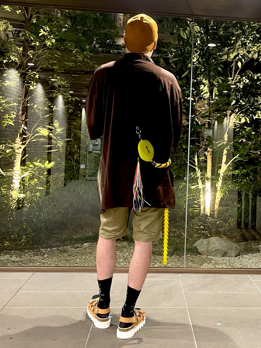 ブラウン系のシャツ/ブラウス、ベージュ系のパンツ、グリーン系のショルダーバッグを着用したメンズの夏コーディネートの3枚目の写真